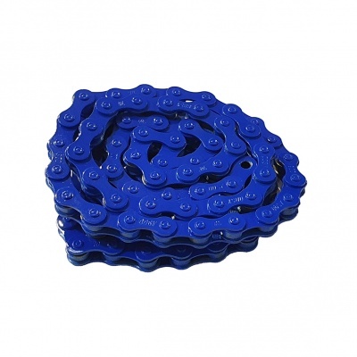 Corrente de bicicleta azul em espiral sobre fundo branco