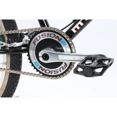 Pedaleira de bicicleta com corrente e texto FUSION