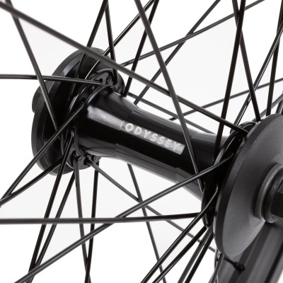 Close-up do cubo de uma roda de bicicleta com texto ODYSSEY em branco.