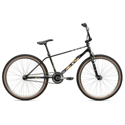 Bicicleta preta com pneus castanhos e detalhes amarelos