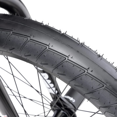 Pneu de bicicleta preto com textura e raios de roda pretos