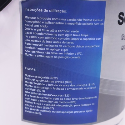 Recipiente com etiqueta azul de instruções em português