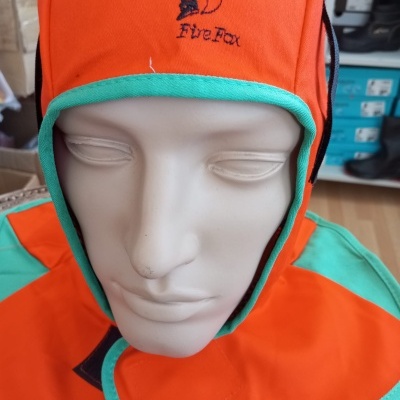 Capuz laranja e verde com bordado FireFox em manequim