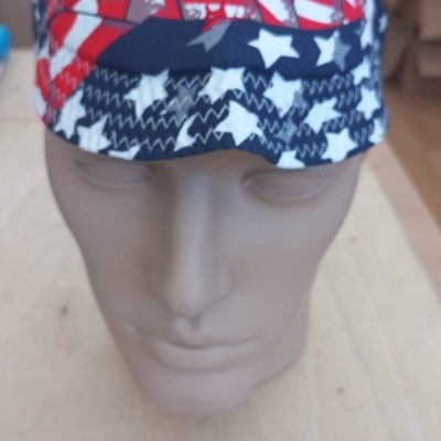Touca com padrão da bandeira dos Estados Unidos numa cabeça de manequim
