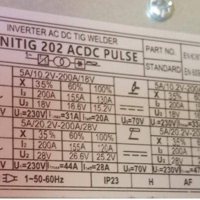 Etiqueta técnica de soldador MINITIG 202 ACDC PULSE com especificações de voltagem, corrente e peso