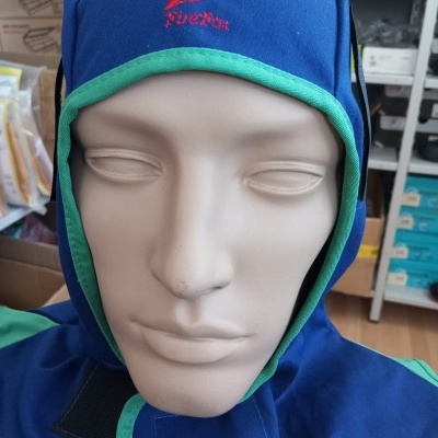 Capuz azul com bordas verdes e bordado vermelho 'NEXUS' num manequim em armazém