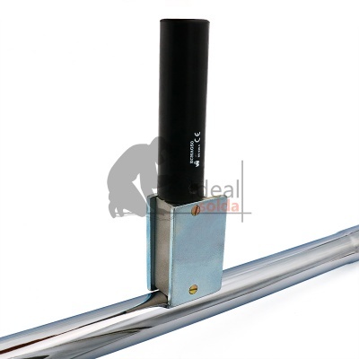 Suporte metálico com encaixe preto em tubo cromado