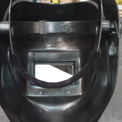 Máscara de soldadura preta com lente retangular e suporte de cabeça