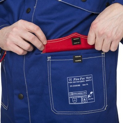 Casaco de segurança azul com bolso vermelho e etiquetas de certificação.