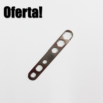 Chave metálica com vários orifícios hexagonais e texto Oferta
