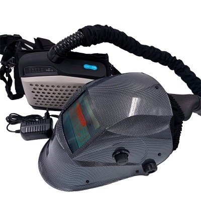 Máscara de soldadura cinza com visor e unidade de controle preta e cinza.