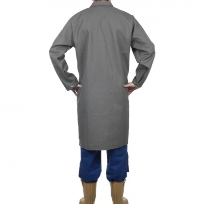 Casaco cinzento escuro comprido de trabalho visto de costas