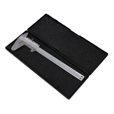 Paquímetro metálico em caixa preta com interior de espuma