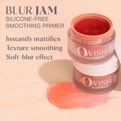 Frascos de primer facial Blur Jam da Glowish by L'Oréal Paris com produto exposto e texto promocional