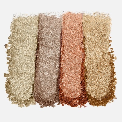 Quatro tons de sombra de olhos cintilante em riscas sobre fundo branco