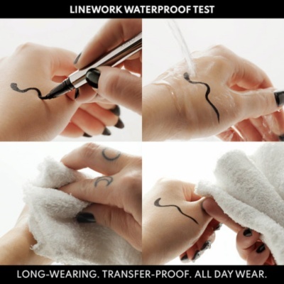 Teste à prova de água de tinta preta numa mão com texto preto