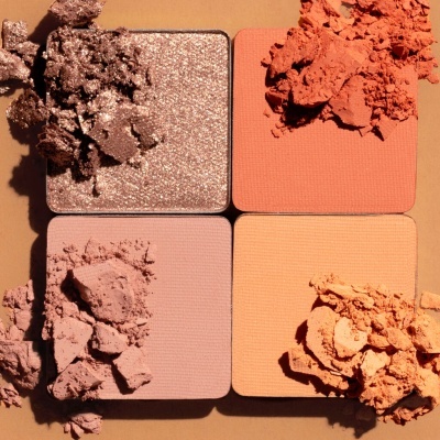 Paleta de quatro sombras em tons metálico cobre, pêssego, rosa claro e bege alaranjado
