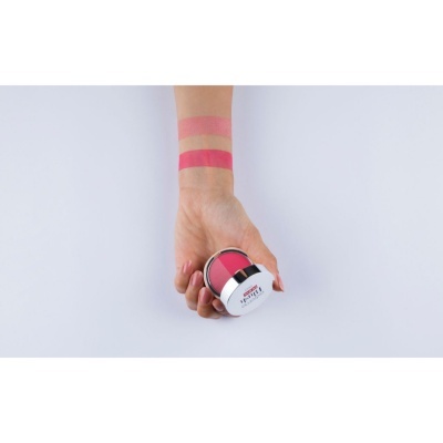 Braço com amostras de cor rosa e frasco de produto de beleza branco e rosa em fundo branco