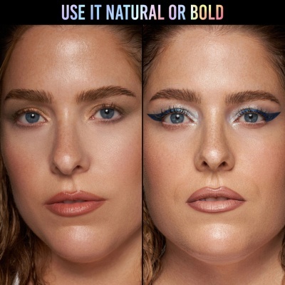 Dois rostos femininos lado a lado, maquilhagem natural à esquerda e maquilhagem azul arrojada à direita, texto USE IT NATURAL OR BOLD acima