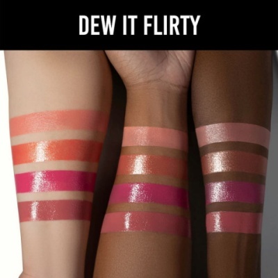Três braços com amostras de maquilhagem líquida colorida e texto DEW IT FLIRTY.