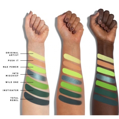 Amostras de cores de maquilhagem em três braços de tons de pele diferentes