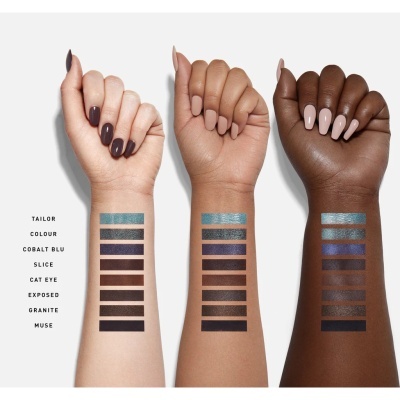 Três braços com diferentes tons de pele mostrando amostras de maquilhagem com oito cores distintas listadas à esquerda.