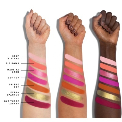 Swatches de sombra aplicadas em três tons de pele diferentes com nomes das cores ao lado
