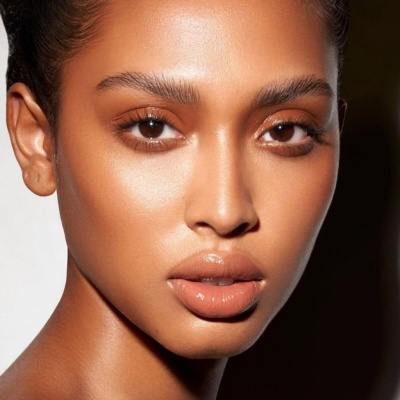 Rosto de mulher com maquilhagem natural em tons quentes