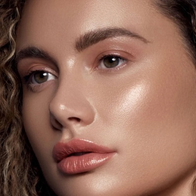 Rosto de mulher com maquilhagem suave e pele luminosa