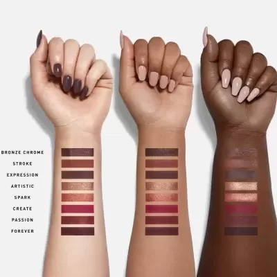 Três braços com amostras de maquilhagem e lista de nomes das cores junto ao lado esquerdo