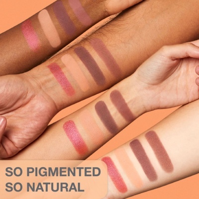 Braços com amostras de maquilhagem em várias cores e texto promocional