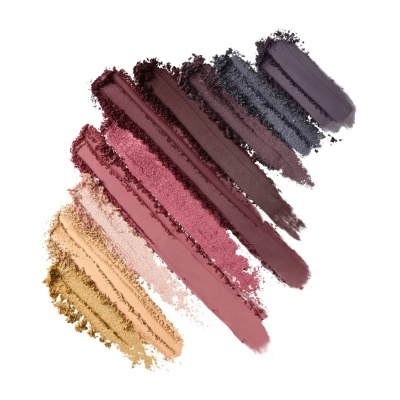 Sombras em pó de várias cores em pinceladas sobre fundo branco