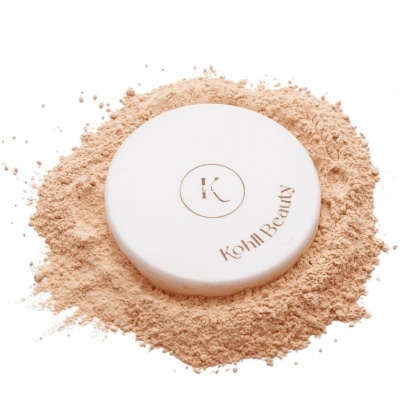 Pó compacto facial bege claro com embalagem branca redonda e texto dourado