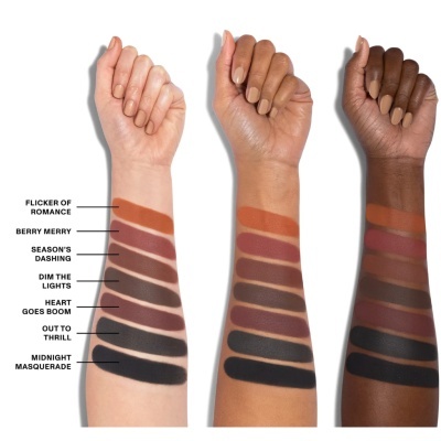 Amostras de cores de maquilhagem em três tons de pele diferentes com nomes das cores ao lado.