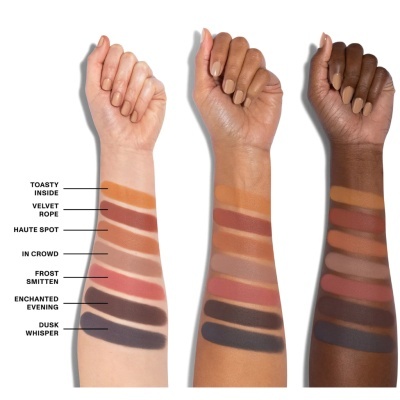 Três braços com amostras de maquilhagem numeradas em tons variados, fundo branco