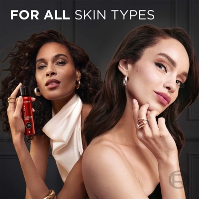 Duas mulheres com maquilhagem elegante e produto cosmético L'Oréal Paris em embalagem vermelha