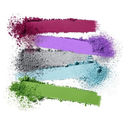 Pigmentos em pó coloridos dispersos em fundo branco