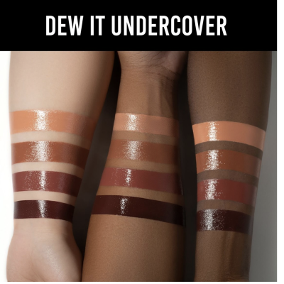 Três braços com swatches de maquilhagem líquida em vários tons sobre fundo branco e texto preto DEW IT UNDERCOVER