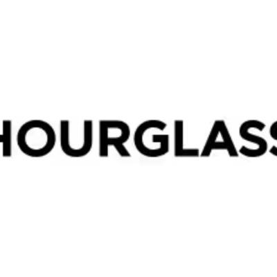 Palavra HOURGLASS em letras maiúsculas a preto sobre fundo branco