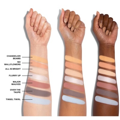 Amostras de maquilhagem em três braços com diferentes tons de pele