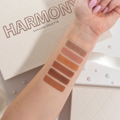 Paleta de sombras Harmony com sete tons neutros e quentes aplicados no braço