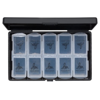 Estojo preto com dez caixas transparentes contendo sombras de olho azuis