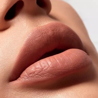 Close-up de lábios com batom nude rosado