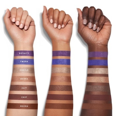 Amostras de maquilhagem em tons castanhos e nude em três braços com diferentes tons de pele.