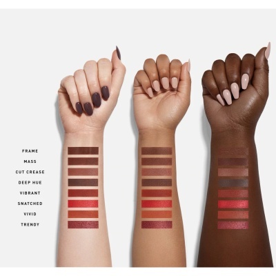 Amostras de maquilhagem em três tons de pele com etiquetas ao lado