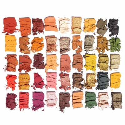 Paleta de sombras coloridas prensadas e pigmentos amassados em várias cores