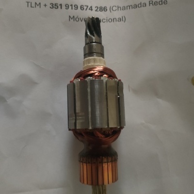 Rotor de motor elétrico com enrolamentos de cobre sobre papel com texto