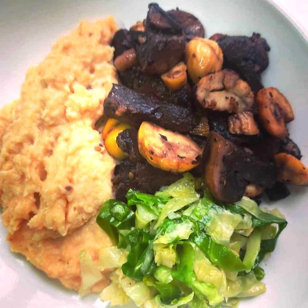 Cogumelos ao alhinho com castanhas e puré de maçã Cogumelos ao alhinho com castanhas e puré de maçã