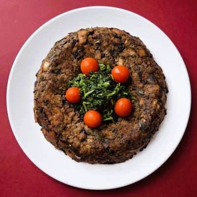 Tortilha com tomates-cereja e ervas num prato branco