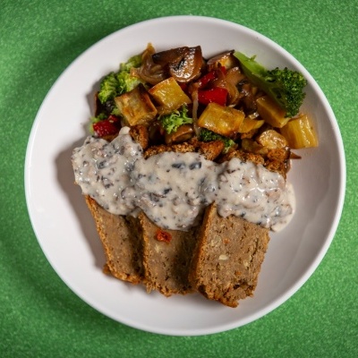 Rolo de lentilhas e bagas goji, molho de cogumelos e assado de legumes